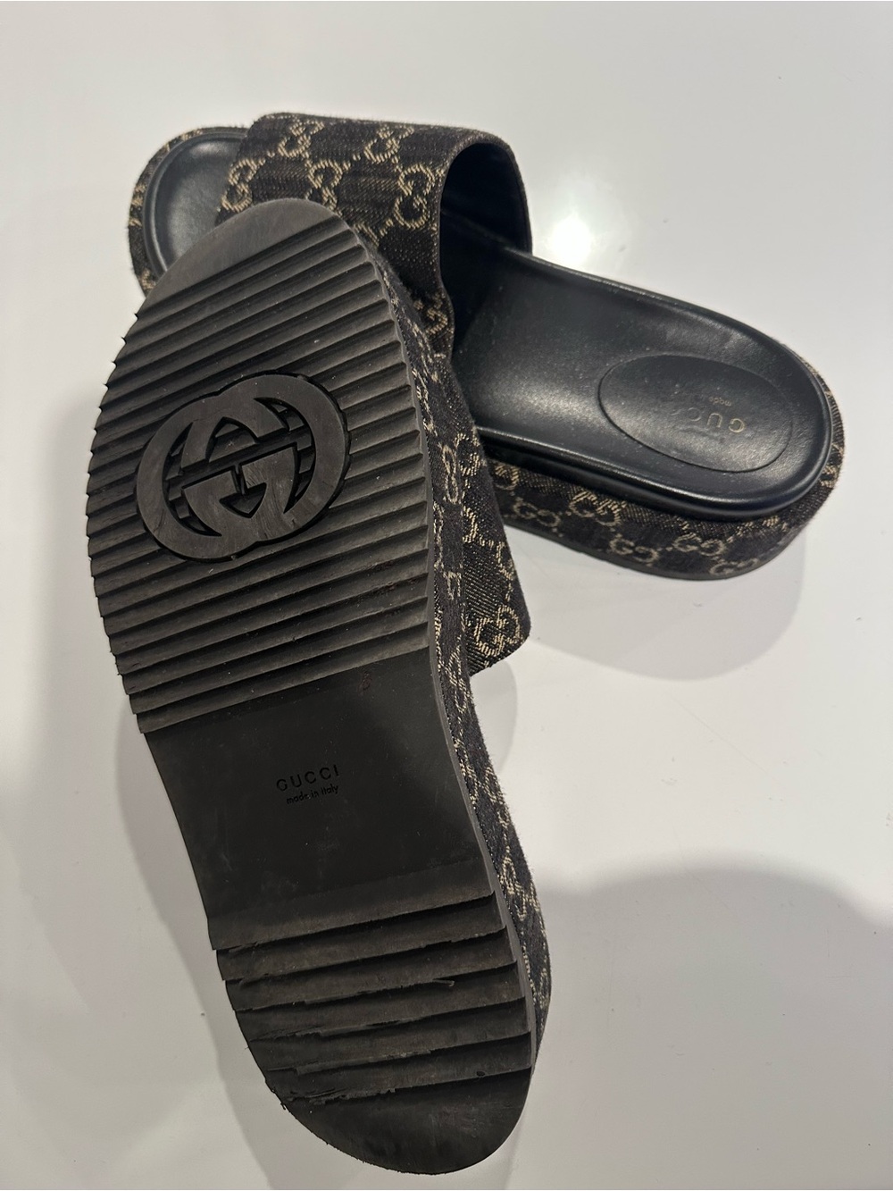 Authentic Gucci Brown Monogram Slide Sandals with Black Footbed - Picture 4 of 5